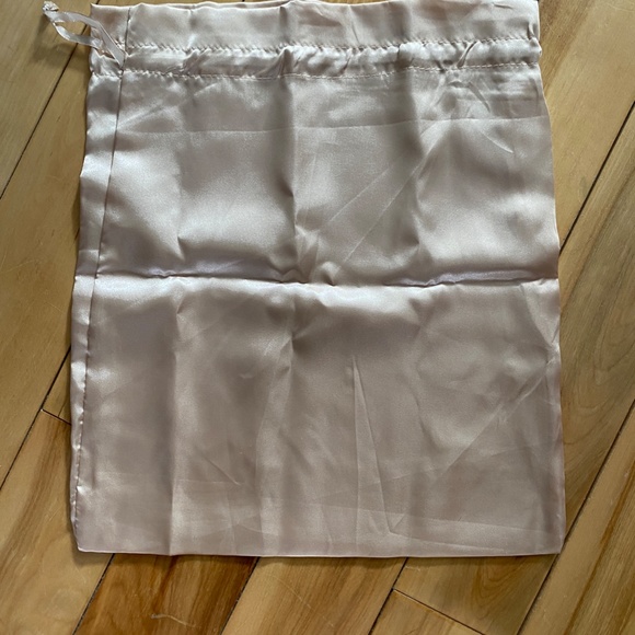 BNWT Sz 9 Red Fabletics Slippers w/ Satin Case - Picture 3 of 6